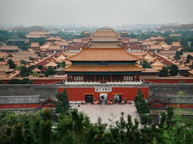 Luftaufnahme der Verbotenen Stadt und ihrer goldenen Dächer in Peking