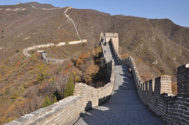 Die Chinesische Mauer, die sich über die Hügel bei Mutianyu schlängelt