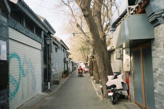 Eine traditionelle Hutong-Gasse im alten Peking