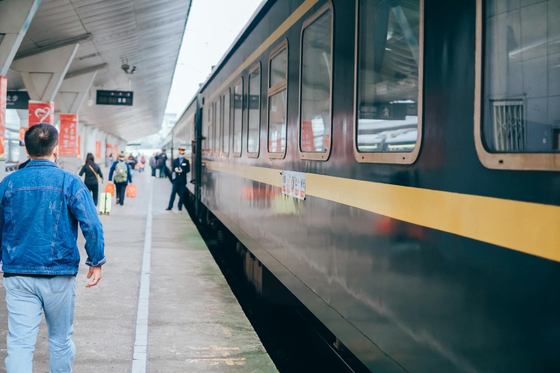 How to Get to Chengdu East Railway Station (成都东站) by Bus or Metro in Chengdu