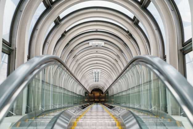 New Airport’s Queenly Curves Rest on a Firm Foundation - Bold Architecture