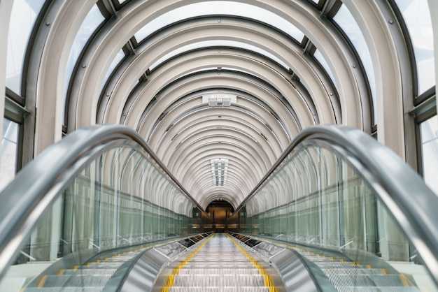 New Airport’s Queenly Curves Rest on a Firm Foundation: Bold Architecture